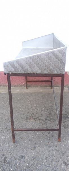 Stůl nerezový s bočnicemi se železným podstavcem - použitý