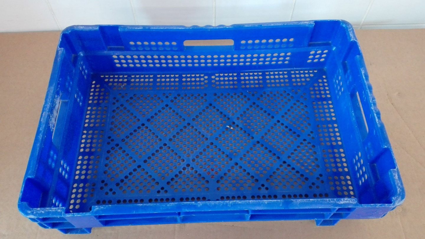 Přepravka plastová (dno děrované) modrá stohovací - Použitá