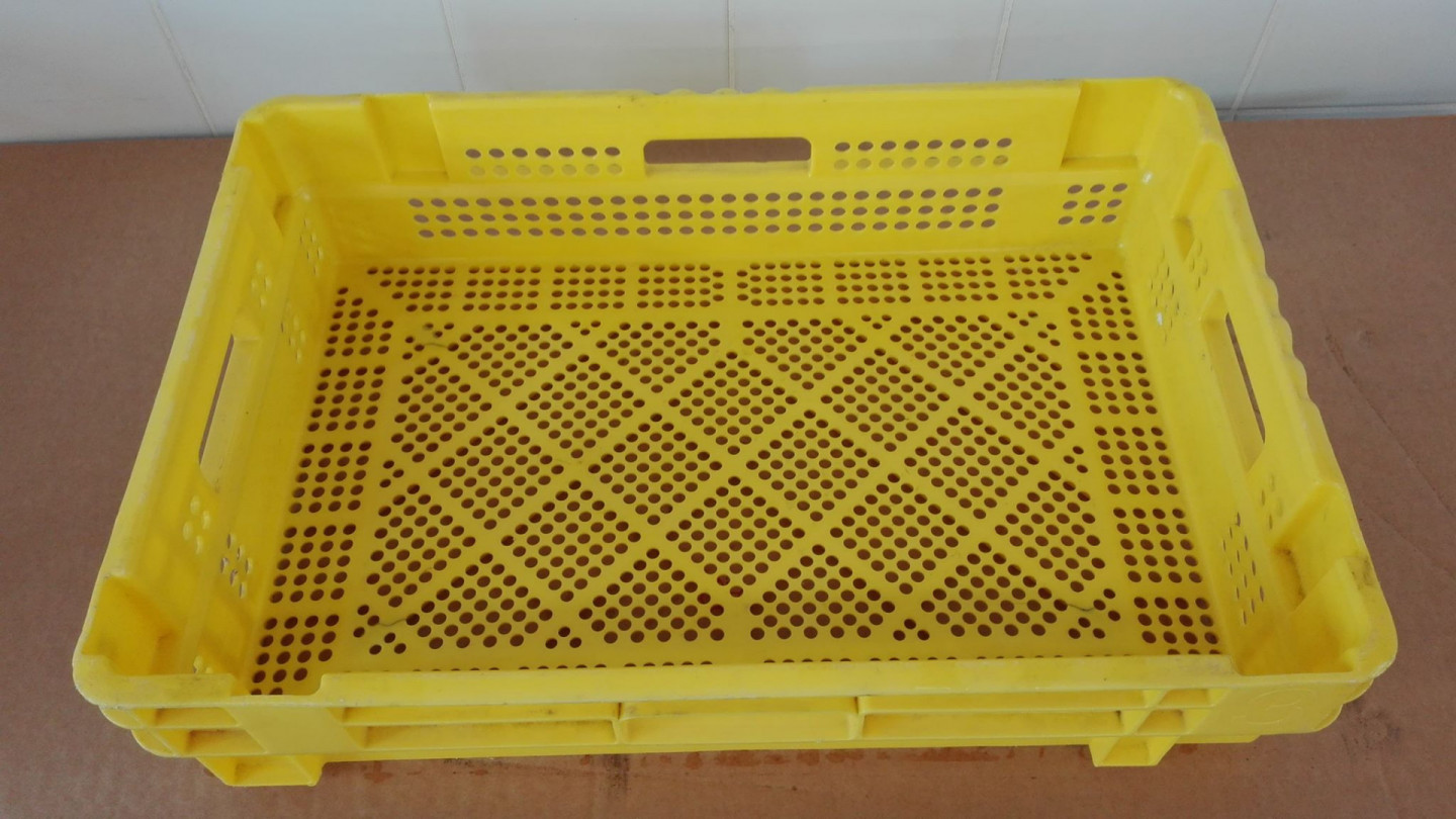 Přepravka plastová (dno děrované) žlutá stohovací - Použitá